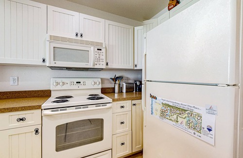 Bermuda Bay House | Charming townhouse - Community pool, gym & balcony - near golf, parks, & beaches