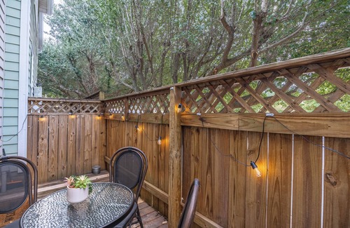 Columbia House | Charming Townhome,PRIME LOCATION,Historic,Mins to USC,TVs,Parking,Fireplace,W/D