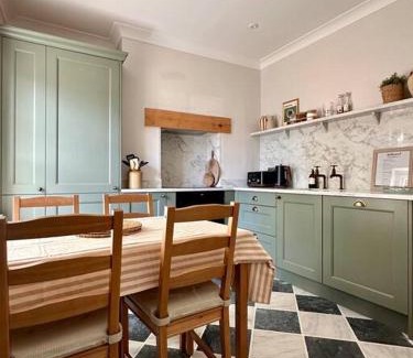 Shrewsbury House | Charming Townhouse Retreat