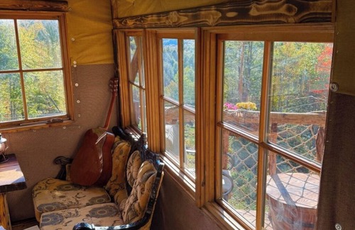 Braintree Cabin | Charming TREEHOUSE in remote location