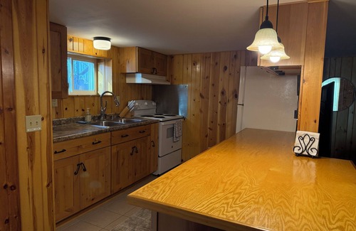 Lindstrom Cabin | Charming Underhill 2-bedroom cabin in lovely Center City with lake access.