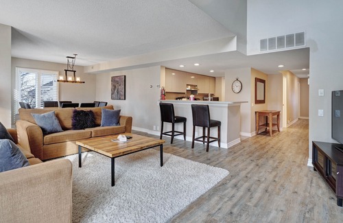 The Blue Mountains Condo | Charming & unique retreat w/ a seasonal swimming pool in an unbeatable location
