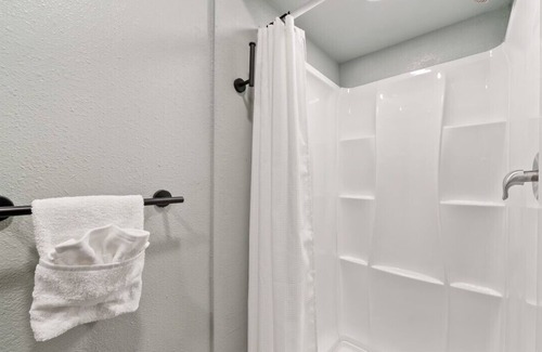 Lakeside Park Hotel | Charming, Updated Double Queen on Stateline - Blue Jay Lodge