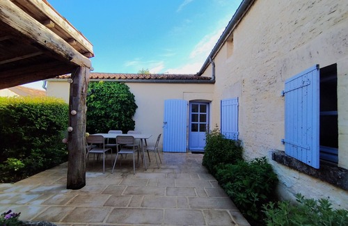 Nalliers House | Charming Vendée gîte - L'Eglantine Heated pool in season!