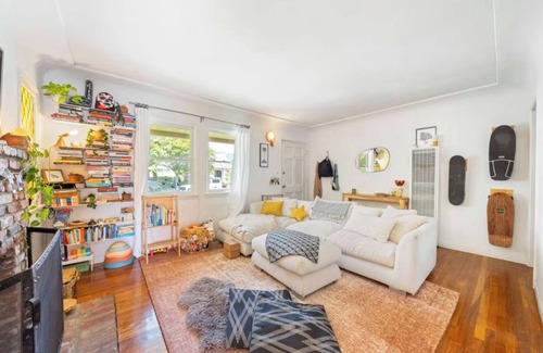 Ocean Park House | Charming Venice Bungalow blocks from the Beach!
