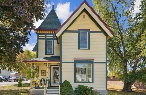 Fairbank House | Charming Victorian 4-bedroom, 2-bathroom house in Fairbank, IA, sleeps 8.