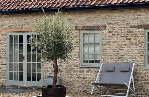 Calne House | Charming Vineyard Guesthouse - Scenic Views & Wine
