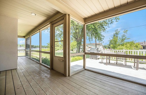 Battle Creek House | Charming Waterfront 4-bedroom house with AC and WiFi with Amazing Views!