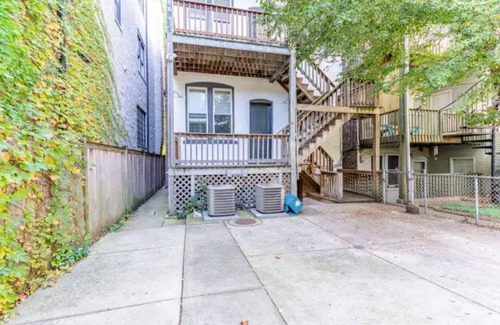 Wrigleyville Apartment | Charming Wrigleyville Home Close to the Cubs!