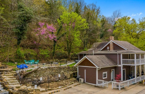 Eureka Springs Historic District Cottage | Chateau Cottage - Penthouse