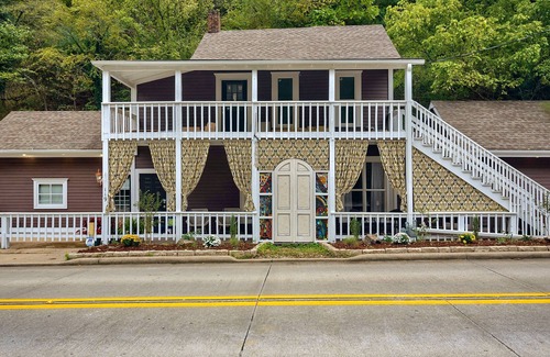 Eureka Springs Historic District Cottage | Chateau Cottage - Penthouse