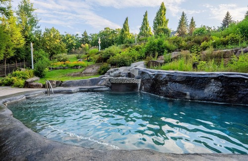 Bartlett House | Chateau Grand Master Suite – Private Summer Pool, Cozy Fireplace, Patio with Gas Grill & Stunning Vi