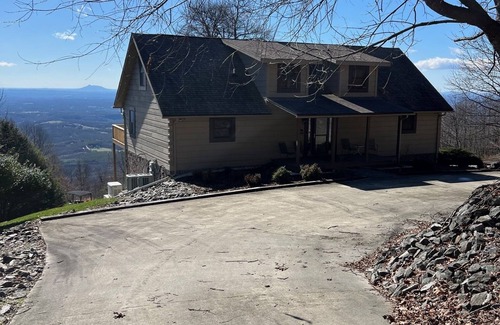 Fancy Gap House | Chateau SMA retreat is located near the Blue Ridge parkway, Fancy Gap, VA.