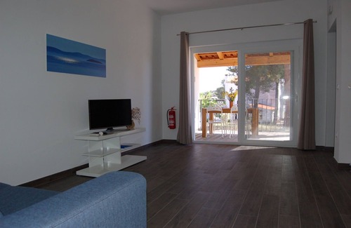 Verunic Apartment | Cheerful Apartment in Veli Rat with Roof Terrace