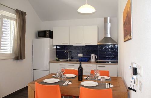 Verunic Apartment | Cheerful Apartment in Veli Rat with Roof Terrace