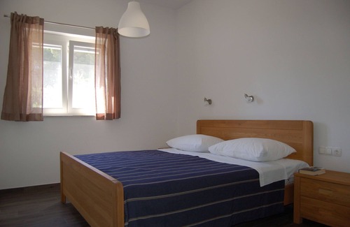 Verunic Apartment | Cheerful Apartment in Veli Rat with Roof Terrace