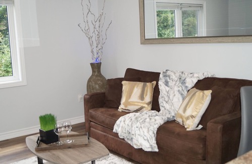 Highland West House | Cheerful 2 Bdrm house, free Netflix, free parking for 2 cars