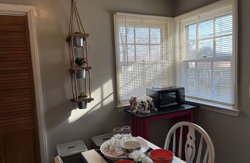Madison Heights House | Cheerful 2 Bedroom Home| Free Wifi| Washer & Dryer| Roku TV
