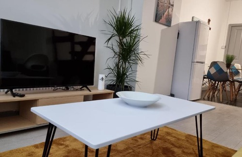 Stoke-on-Trent House | Cheerful 2 Bedroom home in Stoke on Trent