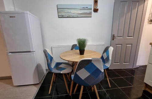 Stoke-on-Trent House | Cheerful 2 Bedroom home in Stoke on Trent