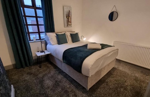 Stoke-on-Trent House | Cheerful 2 Bedroom home in Stoke on Trent