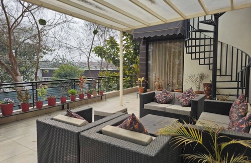 Karnal Villa | Cheerful 2-bedroom villa with big garden n sports