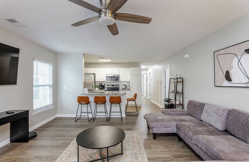 Columbia House | Cheerful 3 bed home with close access to lots