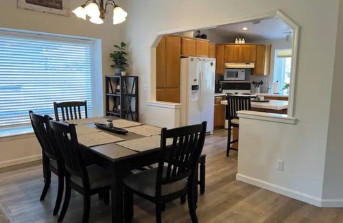 Medford House | Cheerful 3-Bedroom home in Central Point