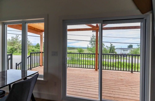 West Quaco Cottage | Cheerful 3 Bedroom Cottage with Views of the Caves and private Hot tub