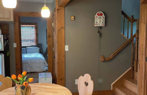 New Paltz Cottage | Cheerful 3 Bedroom Cottage by Rail Trail