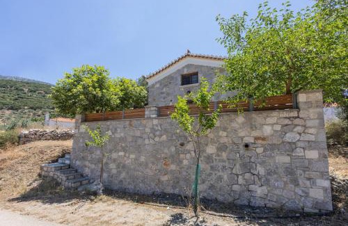 Ermionida House | Cheerful 3 bedroom cottage with indoor fireplace