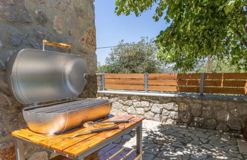 Ermionida House | Cheerful 3 bedroom cottage with indoor fireplace