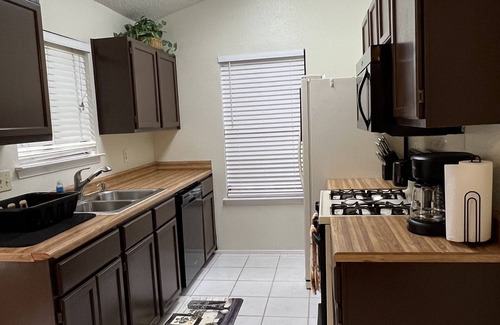 Buckingham Estates House | Cheerful 3 Bedroom Home w/Parking in Central South Austin Pet Stays for Free !