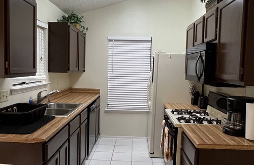 Buckingham Estates House | Cheerful 3 Bedroom Home w/Parking in Central South Austin Pet Stays for Free !