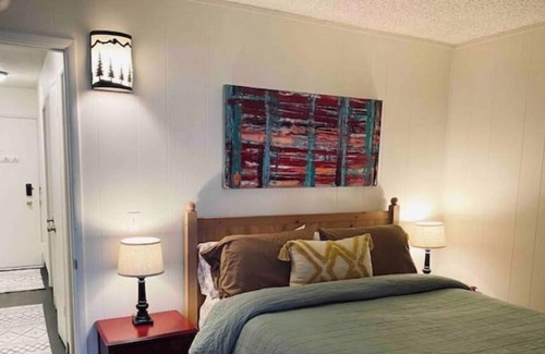 Pinecrest House | Cheerful 3-bedroom townhouse with private lake