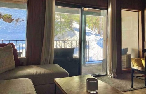 Pinecrest House | Cheerful 3-bedroom townhouse with private lake