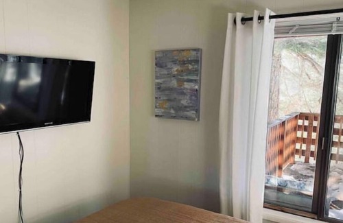Pinecrest House | Cheerful 3-bedroom townhouse with private lake