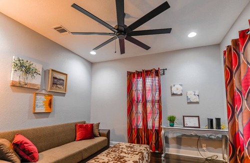 Harlandale House | Cheerful 3 bedroom home near San Antonio downtown.