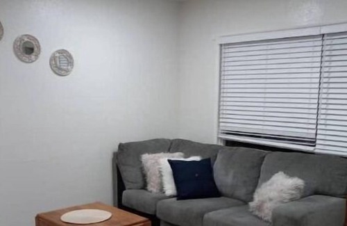 Bloomington House | Cheerful 3-bedrooms home in Rialto