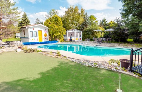 Wasaga Beach House | Cheerful 4-bedroom Cottage with Outdoor Pool , short drive to Wasaga Beach