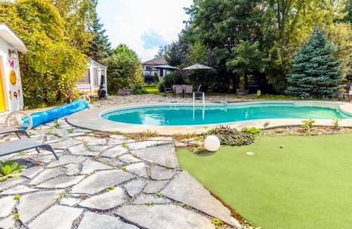 Wasaga Beach House | Cheerful 4-bedroom Cottage with Outdoor Pool , short drive to Wasaga Beach