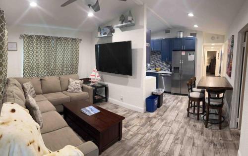 Central Fort Lauderdale House | Cheerful 4b 2B with heated pool