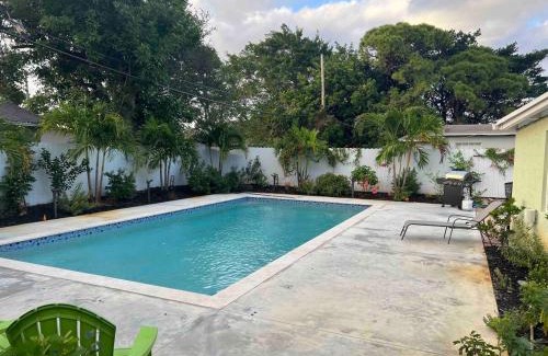Central Fort Lauderdale House | Cheerful 4b 2B with heated pool