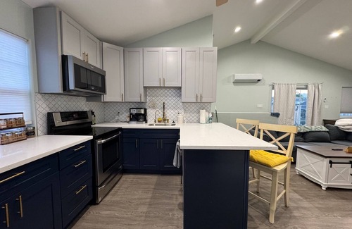 Northwest San Pedro Villa | Cheerful 6-Bedroom Villa by the sea with hot tub