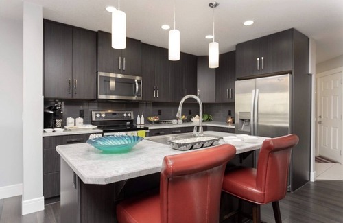Southwest Edmonton House | Cheerful and beautiful 3 bedroom house close to lake