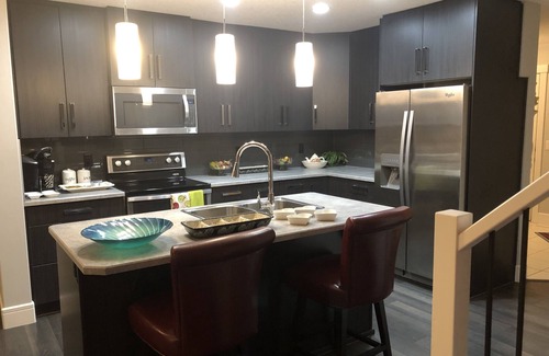 Southwest Edmonton House | Cheerful and beautiful 3 bedroom house close to lake