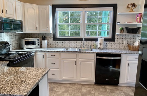 Elkton Cottage | Cheerful & charming renovated cottage close to Skyline Drive, JMU, & Massanutten