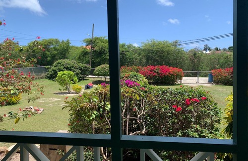 Cedar Grove Cottage | Cheerful cottage with big garden 5 min to the beach 10 min to AUA