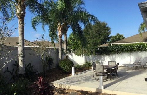 Sabal Chase Villa | Cheerful, Courtyard Villa Close to Lake Sumter Landing, Walk to Pool, Yamaha GC