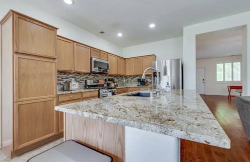 Sparks House | ☀Cheerful Family Getaway ~ Large & Sunny Backyard☀